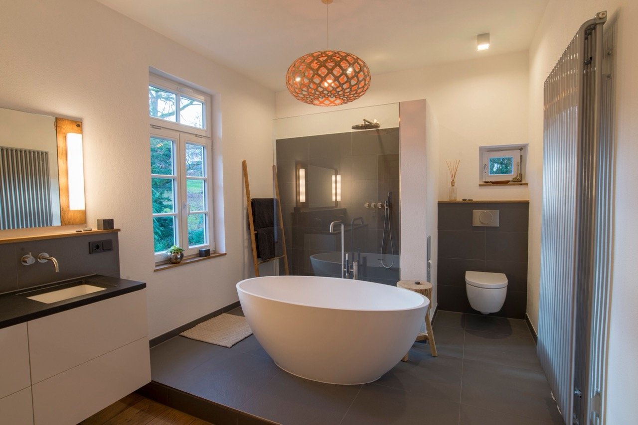 Freistehende Badewanne mit Regendusche, Bad Sanierung Eissfeldt Wärmetechnik